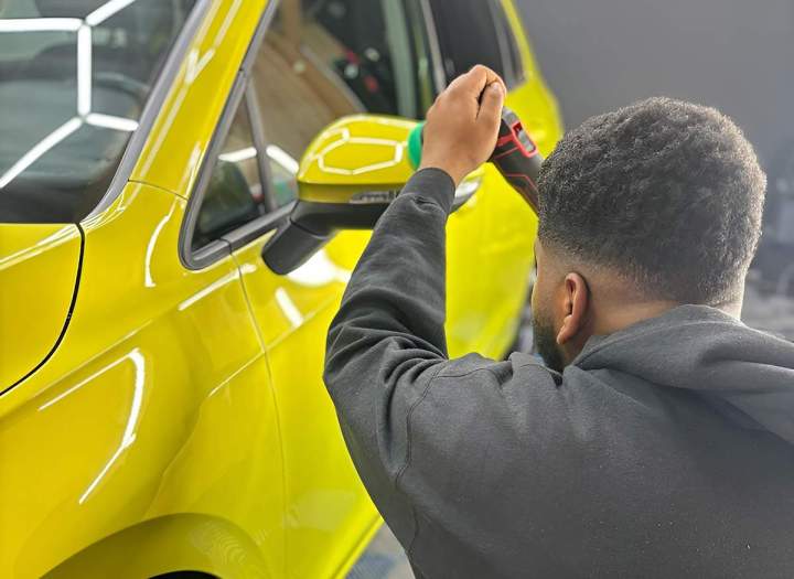 Élimination des défauts, éclat miroir garanti.